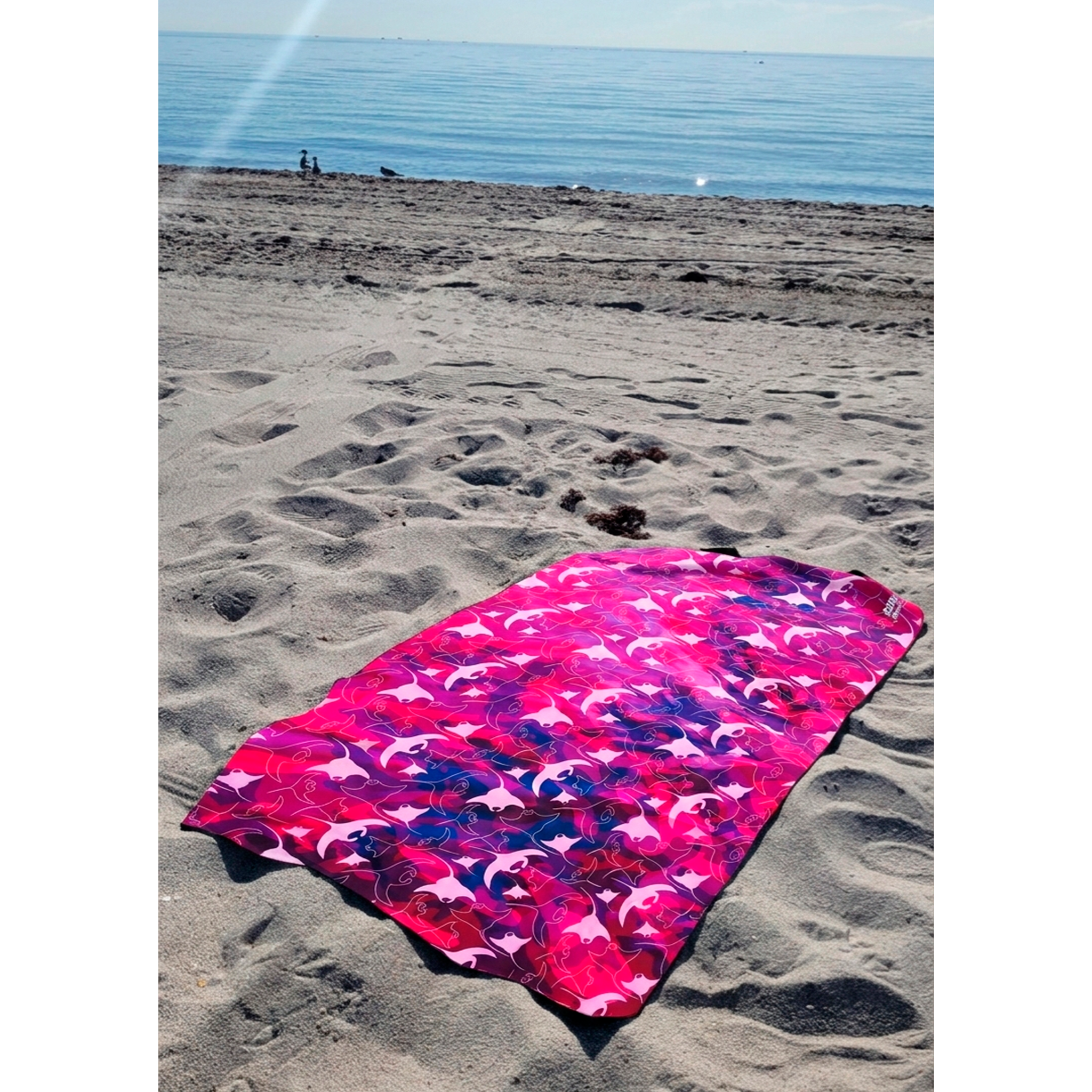 TOALLA DE MICROFIBRA - MANTARAYAS FUCSIA